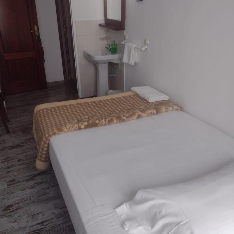 Pensión San Isidro - Single Room with Shared Bathroom - 2