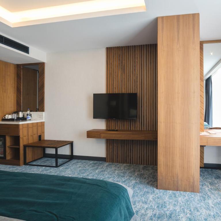 Bristol Hotel Podgorica - Triple Room - 5