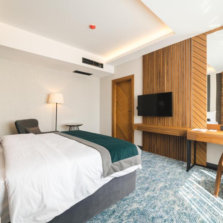 Bristol Hotel Podgorica - Deluxe Suite - 6