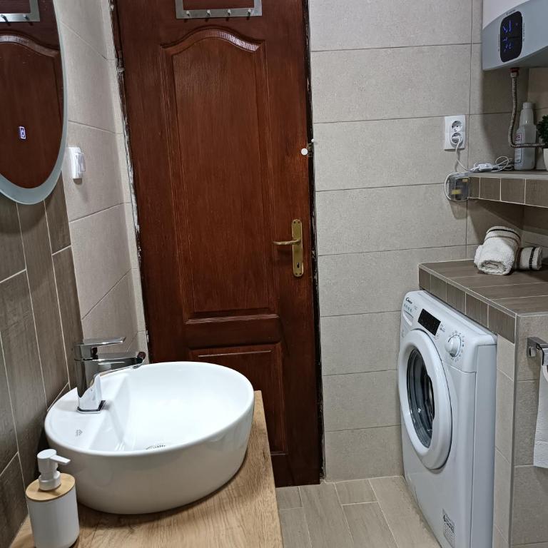 Guesthouse BiT Accommodation - Triple Room with Shared Bathroom - 5