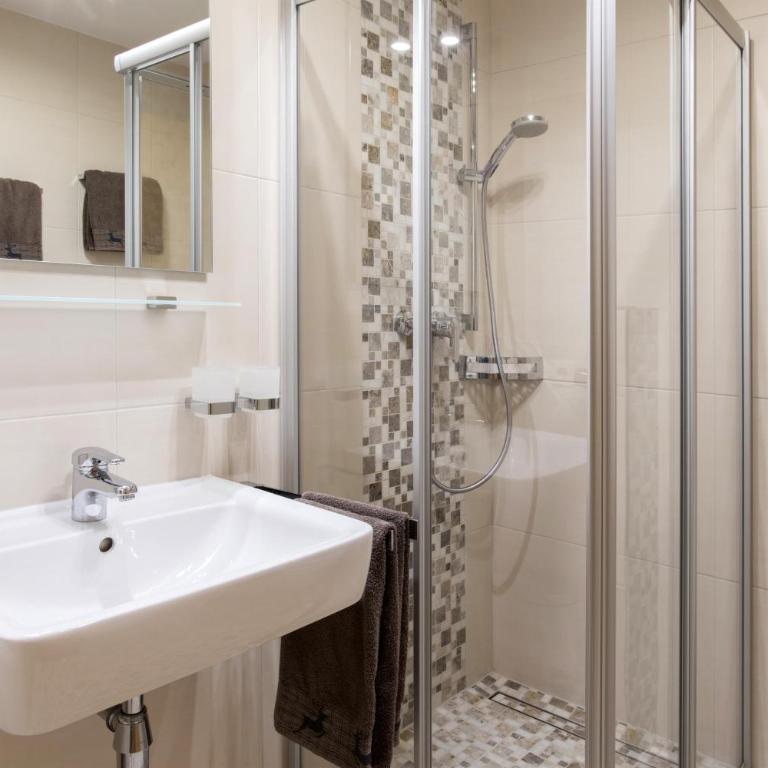 Landhaus Rudigier - Doppelzimmer mit Dusche - 21