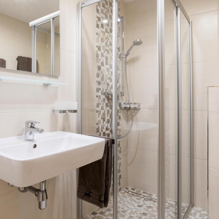 Landhaus Rudigier - Doppelzimmer mit Dusche - 23