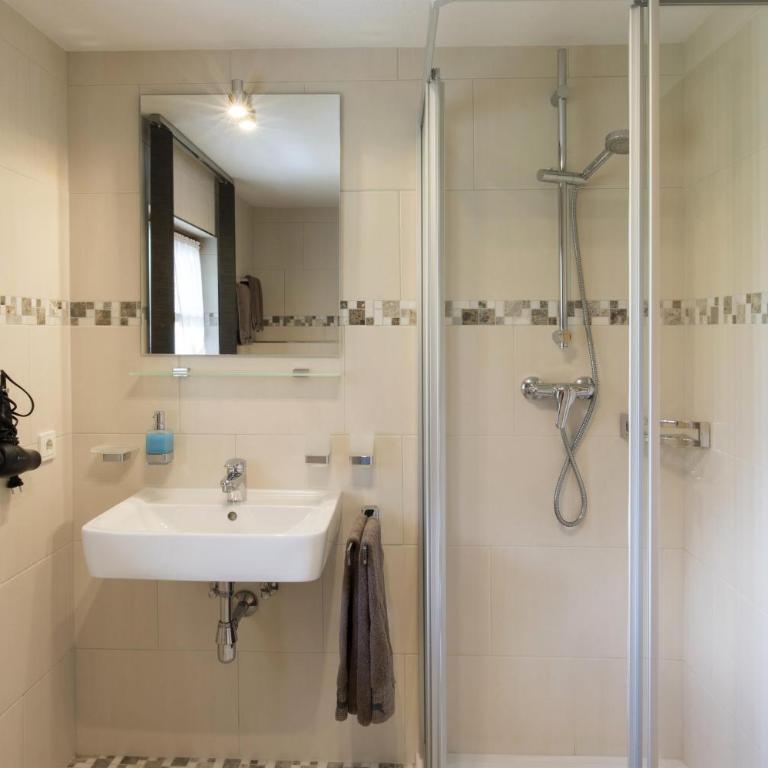 Landhaus Rudigier - Doppelzimmer mit Dusche - 24