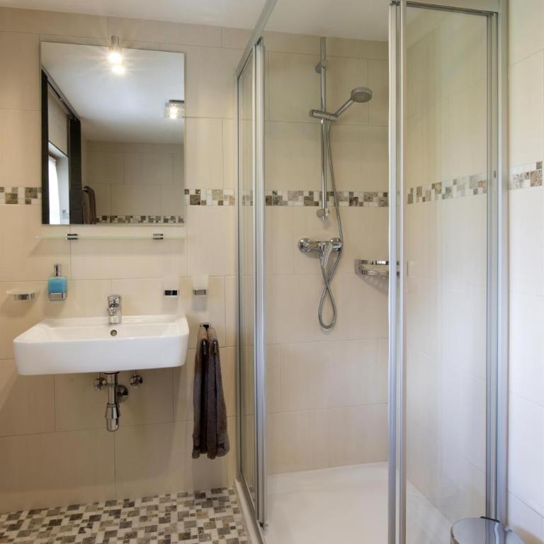 Landhaus Rudigier - Doppelzimmer mit Dusche - 25