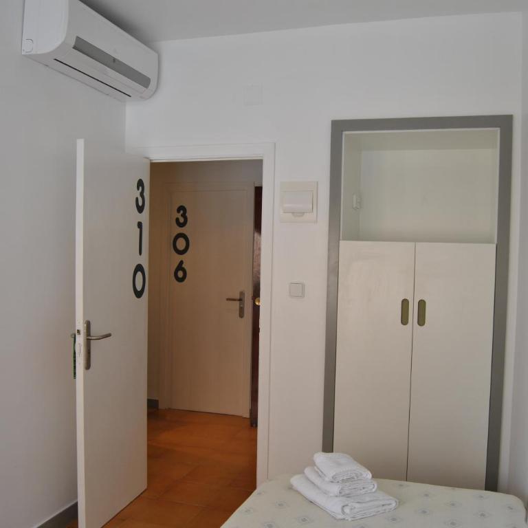 Hostal Ripoll Ibiza - Habitación Individual con baño compartido - 1