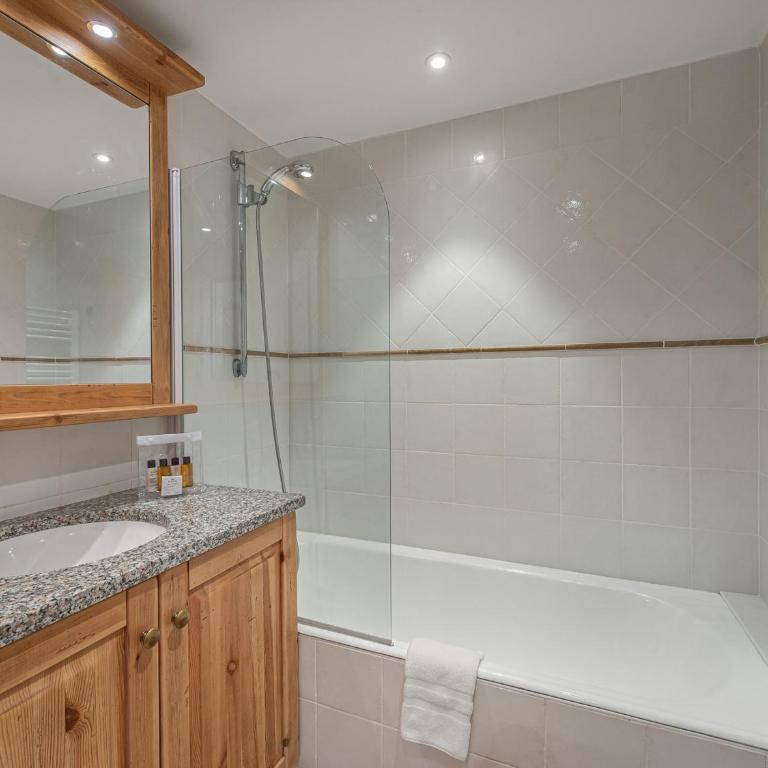 Appartement spacieux pour 6, proche pistes, parking et wifi - FR-1-640-11 - Apartment - 8