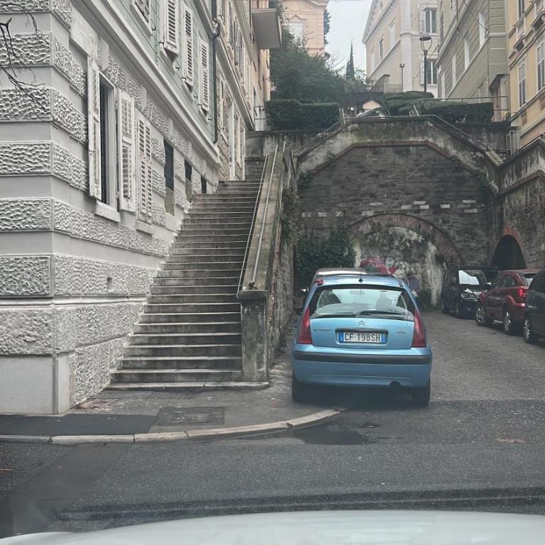 Alla Scalinata del Teatro Rossetti confort suites parcheggio in Viale XX Settembre - Appartamento con 1 Camera da Letto - 5