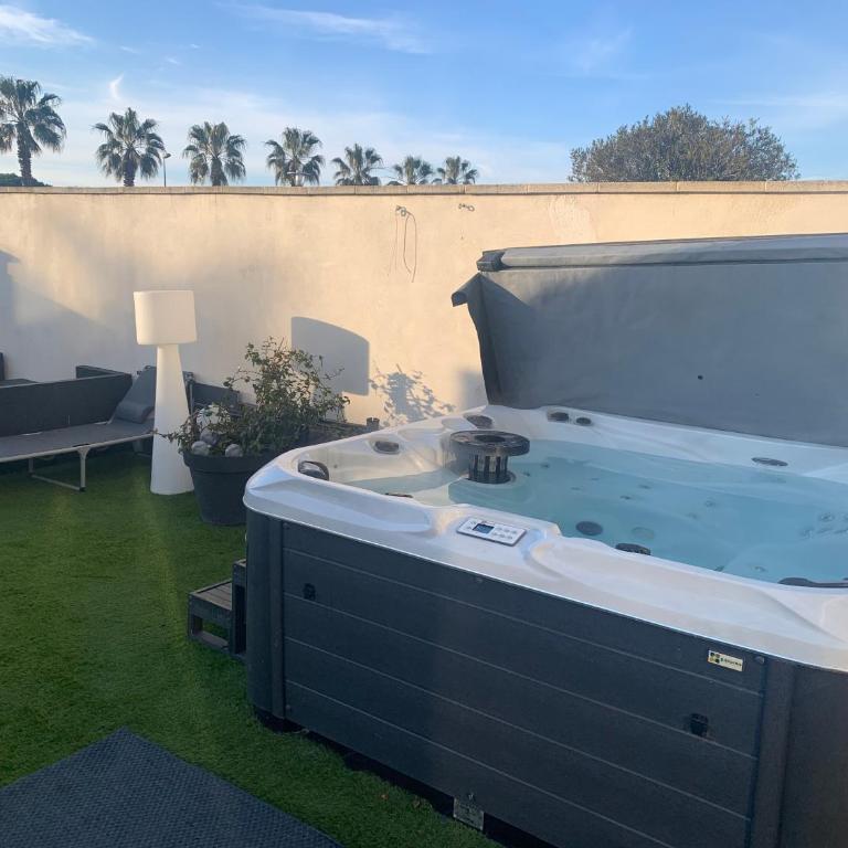 Résidence de bien être avec piscine et Jaccuzi à 2 pas de la plage et du centre ville - Appartement - Rez-de-Chaussée - 12