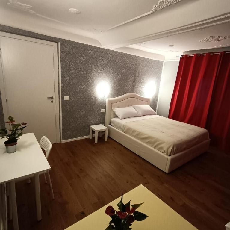 B&B Italian Guest Genova - Camera Matrimoniale con Bagno Privato Esterno - 1