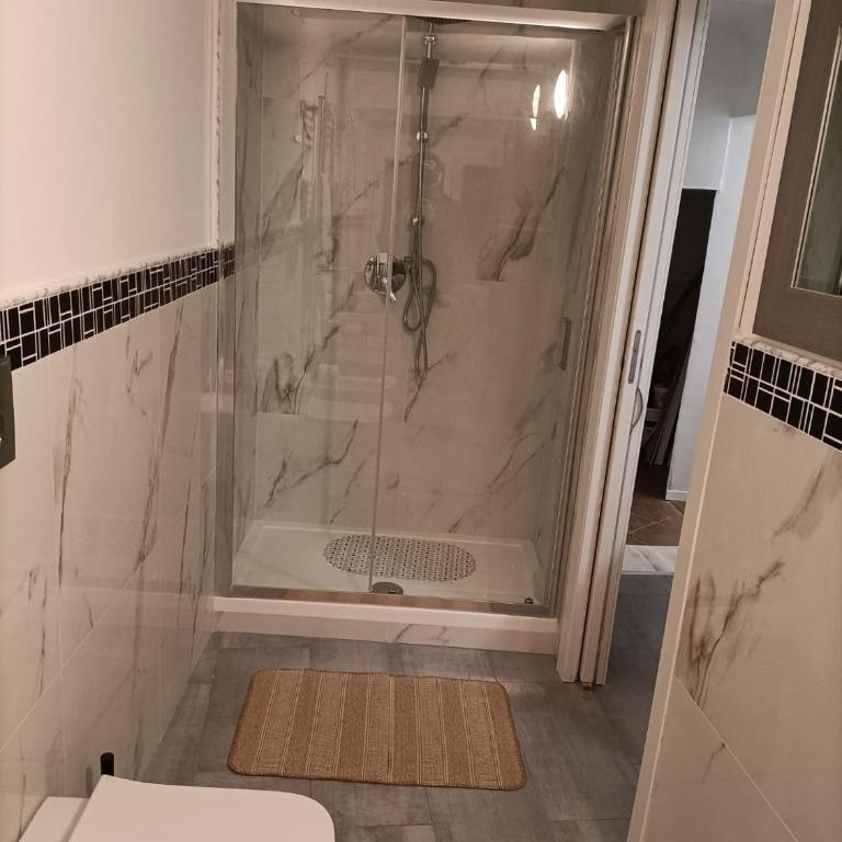 B&B Italian Guest Genova - Camera Matrimoniale Standard con Bagno in Comune - 3