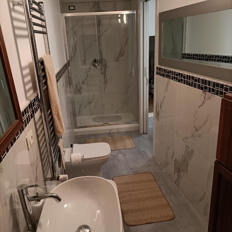 B&B Italian Guest Genova - Camera Matrimoniale Standard con Bagno in Comune - 12