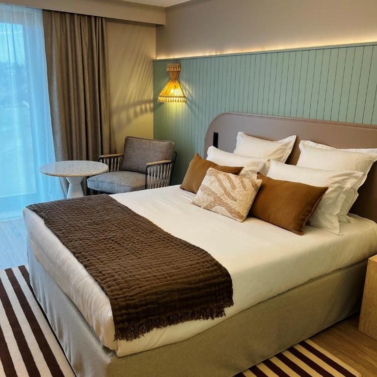 Emeria Dinard Thalasso Spa - Chambre Double - Vue Latérale sur Mer - Personnes à Mobilité Réduite - 2