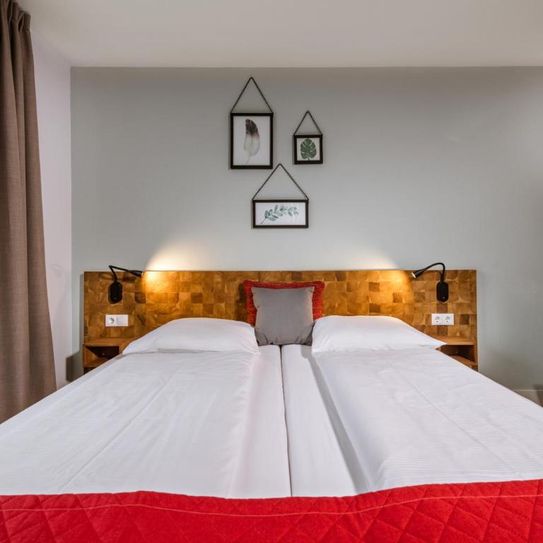 AlpenParks Residence Bad Hofgastein - gratis Thermeneintritt - Standard Doppelzimmer mit Balkon - 2