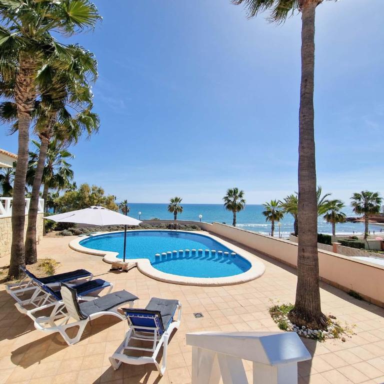 Frontline Beach Villa Playa Flamenca - Villa Deluxe - 4
