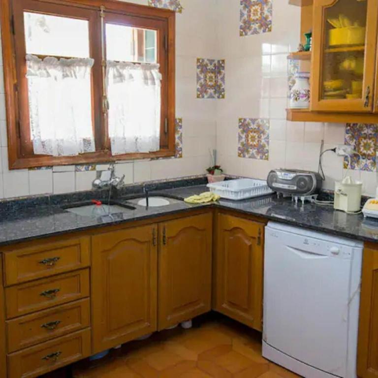 Villa near Valencia with Private Pool - Five-Bedroom Villa - 3