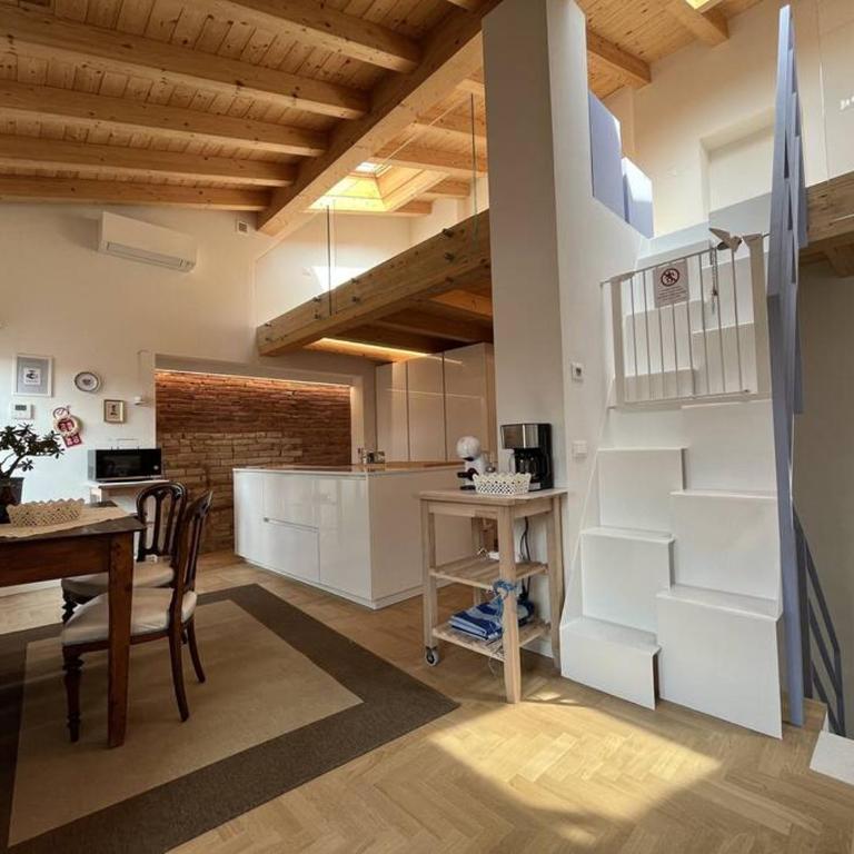 La Piccola Casa al Lago - Intera casa con 3 camere e 2 box - Casa con 3 Camere da Letto - 3