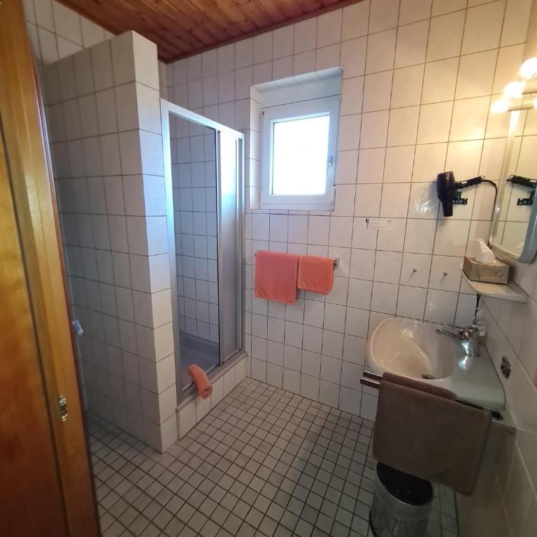 Pension Tulpe - Doppelzimmer mit Dusche - 11