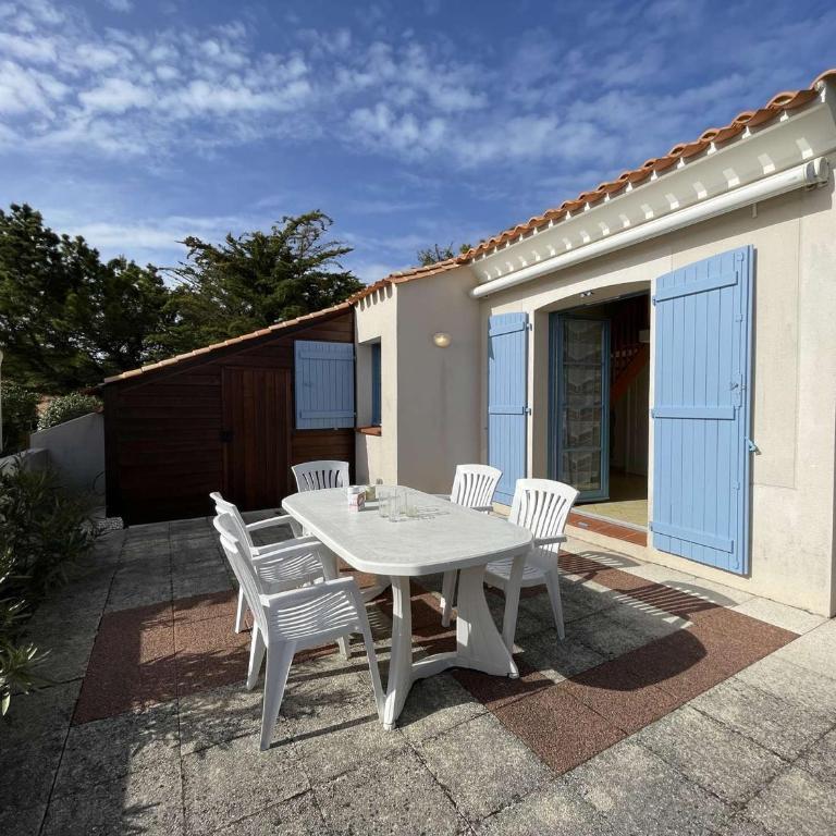 Maison avec Piscine Chauffée, Terrasse et Parking à 300m de l'Océan - FR-1-224C-219 - Ferienhaus - 1