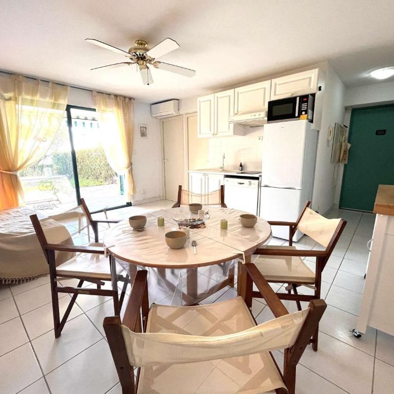 Studio/Cabine à 80m de la plage avec Terrasse, Jardinet et Garage - Cavalaire - FR-1-226B-140 - Appartement - 3