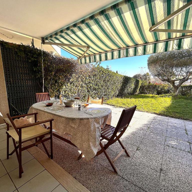 Studio/Cabine à 80m de la plage avec Terrasse, Jardinet et Garage - Cavalaire - FR-1-226B-140 - Appartement - 1