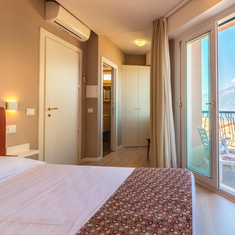 Hotel Villa Europa - Camera Matrimoniale Comfort con Balcone e Vista Lago - 4