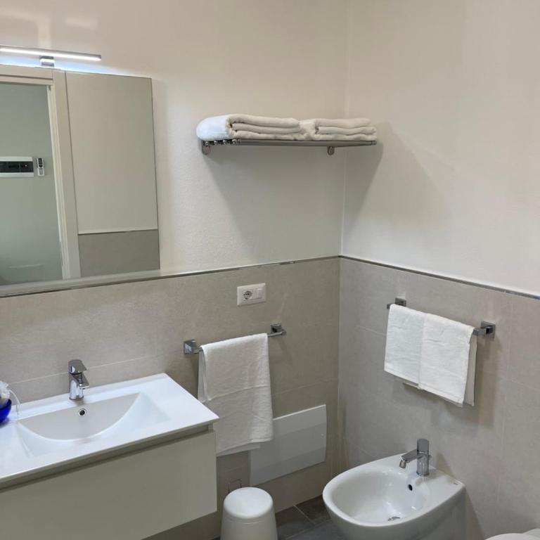 ViaRiva Rooms - Camera Matrimoniale con Bagno Privato - 4