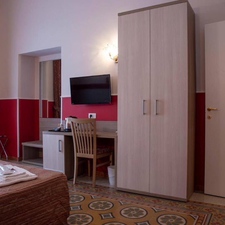 Domus Napoleone - Camera Tripla con Bagno Privato - 5