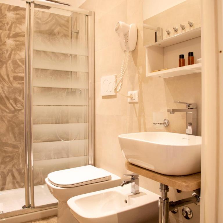 Domus Napoleone - Camera Quadrupla con Bagno Privato - 3
