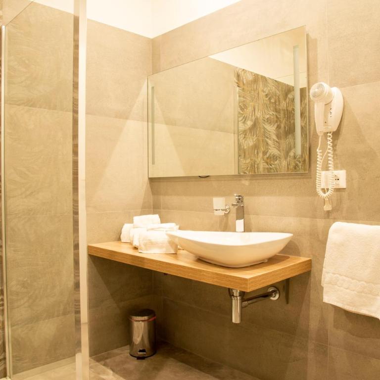 Domus Napoleone - Camera Tripla con Bagno Privato - 7