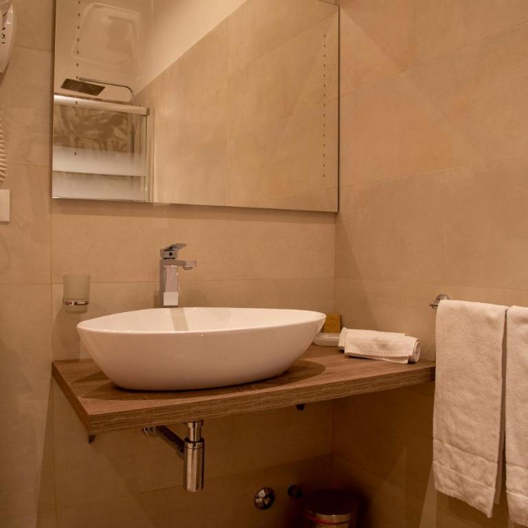 Domus Napoleone - Camera Tripla con Bagno Privato - 10