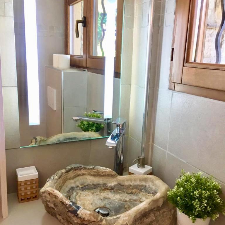 Villa d exception avec terrasse, jacuzzi, vue mer, parking, en plein cœur du village de Eze - Villa - Vue sur Mer - 29