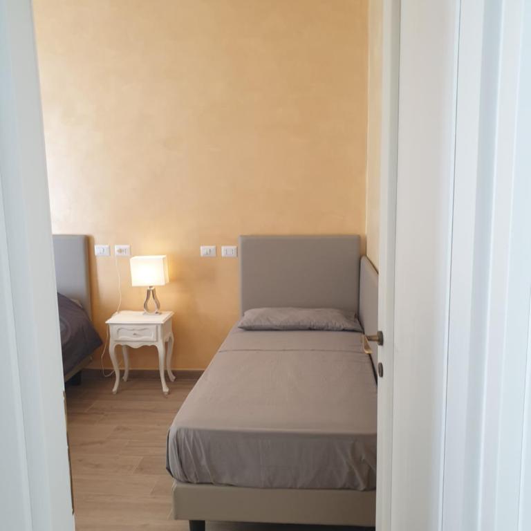 Lombardo - Camera Tripla con Bagno Privato Esterno - 2