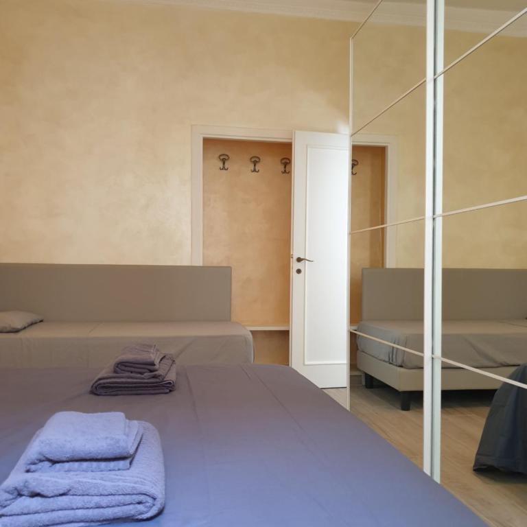 Lombardo - Camera Tripla con Bagno Privato Esterno - 6