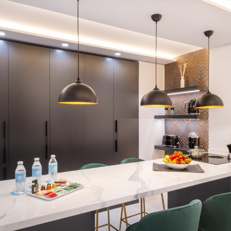 MARBELLA BANUS SUITES - Marbella Marina Banus, Deluxe Apartment, 2BDM-2BHT, Sea Views, Wlk Dist-1min to El Corte Ing Shop & 3min to The Beach - Deluxe Apartment - 2