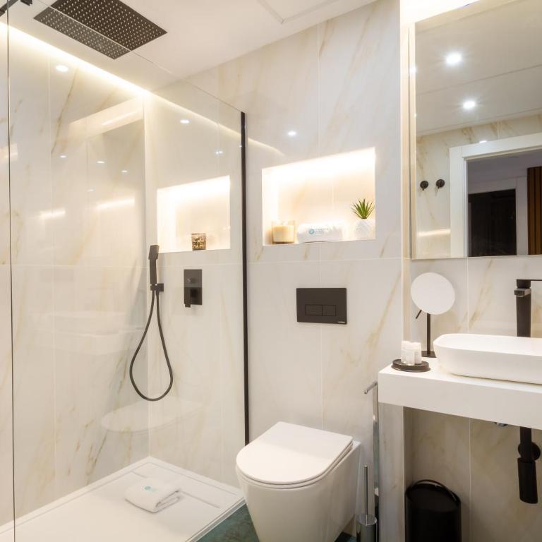 MARBELLA BANUS SUITES - Marbella Marina Banus, Deluxe Apartment, 2BDM-2BHT, Sea Views, Wlk Dist-1min to El Corte Ing Shop & 3min to The Beach - Deluxe Apartment - 44