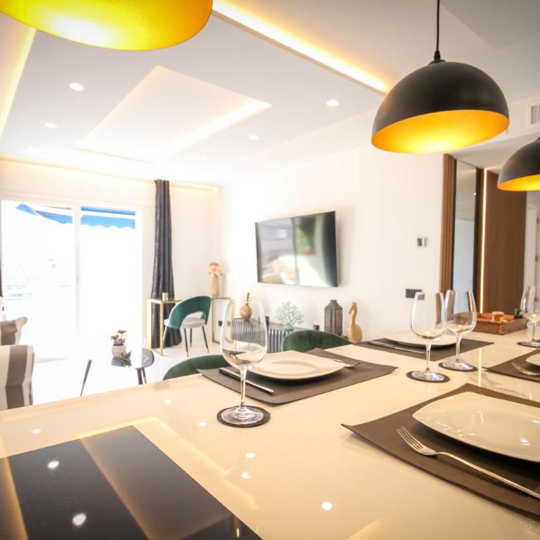 MARBELLA BANUS SUITES - Marbella Marina Banus, Deluxe Apartment, 2BDM-2BHT, Sea Views, Wlk Dist-1min to El Corte Ing Shop & 3min to The Beach - Deluxe Apartment - 22