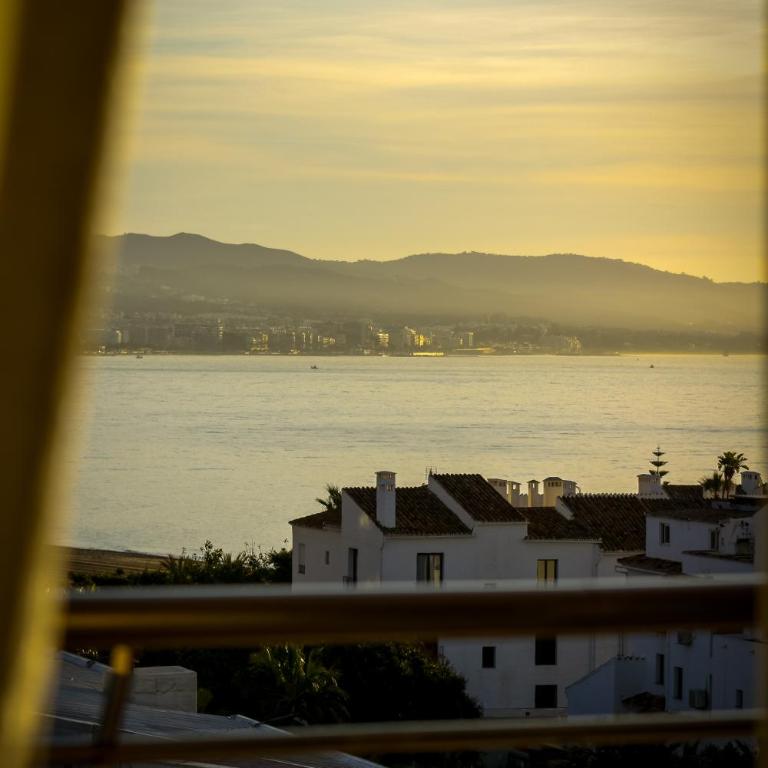 MARBELLA BANUS SUITES - Marbella Marina Banus, Deluxe Apartment, 2BDM-2BHT, Sea Views, Wlk Dist-1min to El Corte Ing Shop & 3min to The Beach - Deluxe Apartment - 32