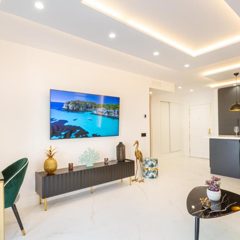 MARBELLA BANUS SUITES - Marbella Marina Banus, Deluxe Apartment, 2BDM-2BHT, Sea Views, Wlk Dist-1min to El Corte Ing Shop & 3min to The Beach - Deluxe Apartment - 34