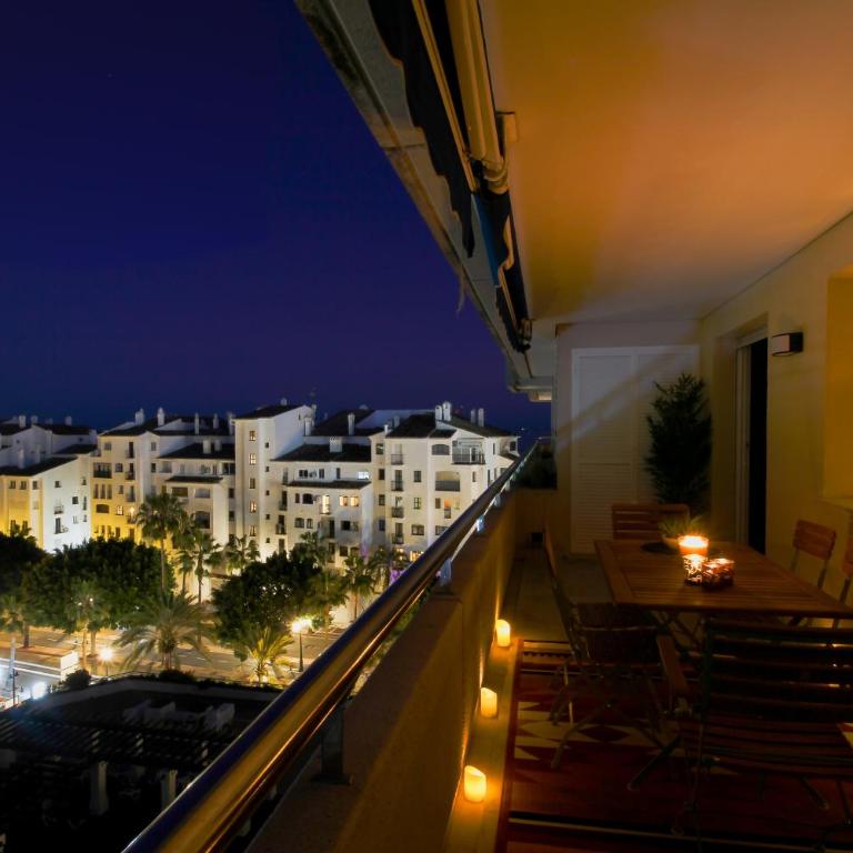 MARBELLA BANUS SUITES - Marbella Marina Banus, Deluxe Apartment, 2BDM-2BHT, Sea Views, Wlk Dist-1min to El Corte Ing Shop & 3min to The Beach - Deluxe Apartment - 31
