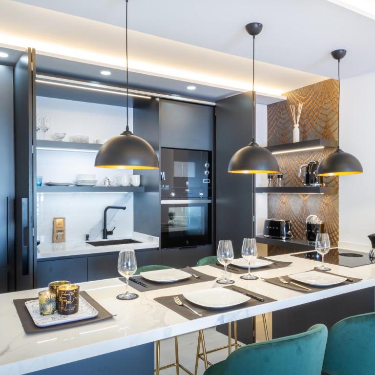 MARBELLA BANUS SUITES - Marbella Marina Banus, Deluxe Apartment, 2BDM-2BHT, Sea Views, Wlk Dist-1min to El Corte Ing Shop & 3min to The Beach - Deluxe Apartment - 8