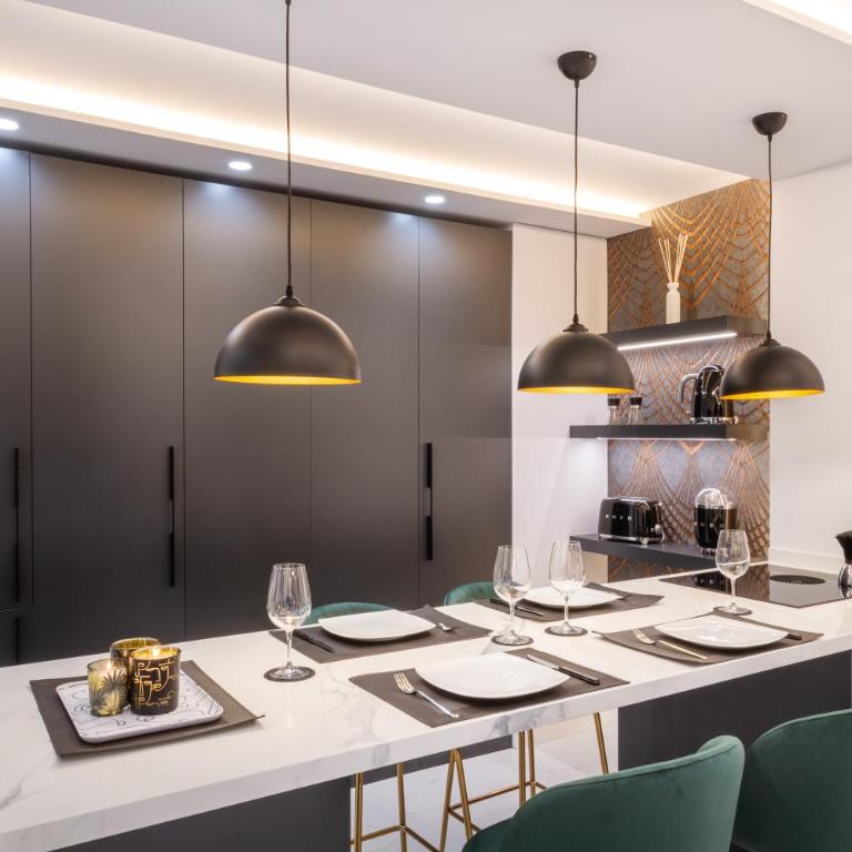 MARBELLA BANUS SUITES - Marbella Marina Banus, Deluxe Apartment, 2BDM-2BHT, Sea Views, Wlk Dist-1min to El Corte Ing Shop & 3min to The Beach - Deluxe Apartment - 7