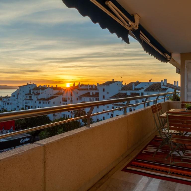 MARBELLA BANUS SUITES - Marbella Marina Banus, Deluxe Apartment, 2BDM-2BHT, Sea Views, Wlk Dist-1min to El Corte Ing Shop & 3min to The Beach - Deluxe Apartment - 11