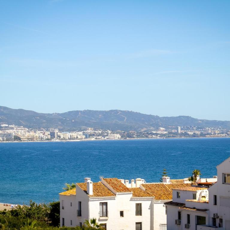 MARBELLA BANUS SUITES - Marbella Marina Banus, Deluxe Apartment, 2BDM-2BHT, Sea Views, Wlk Dist-1min to El Corte Ing Shop & 3min to The Beach - Deluxe Apartment - 20