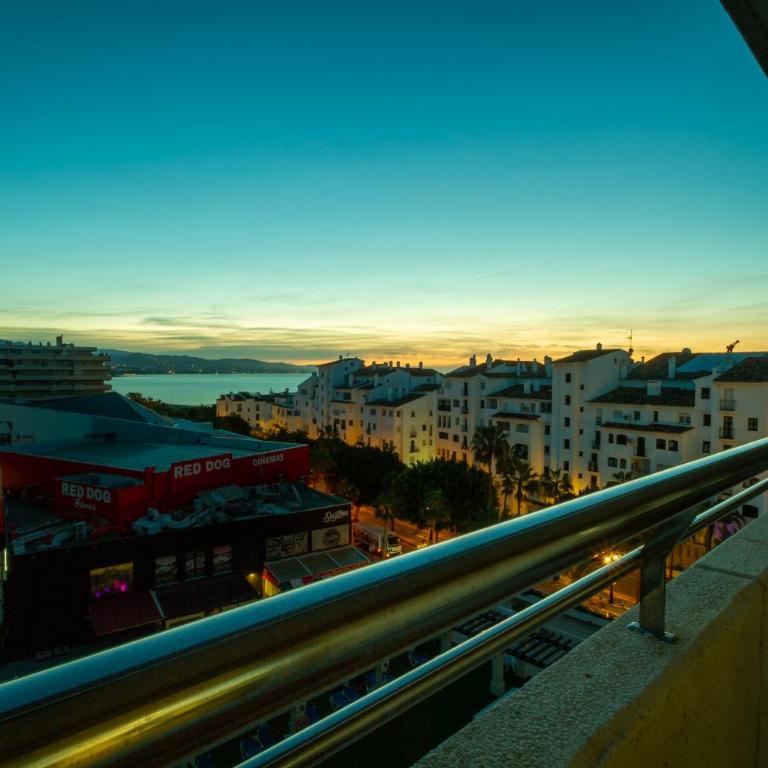 MARBELLA BANUS SUITES - Marbella Marina Banus, Deluxe Apartment, 2BDM-2BHT, Sea Views, Wlk Dist-1min to El Corte Ing Shop & 3min to The Beach - Deluxe Apartment - 10