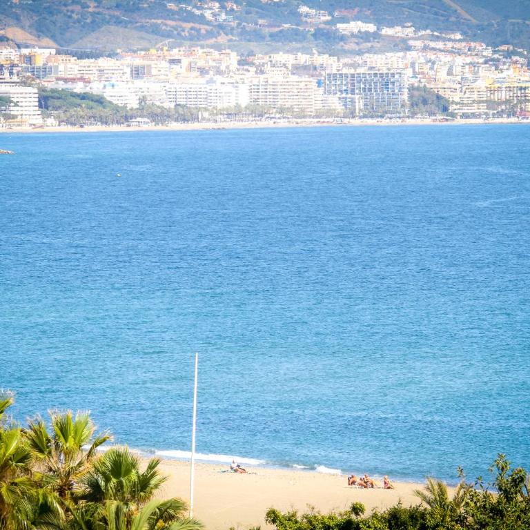 MARBELLA BANUS SUITES - Marbella Marina Banus, Deluxe Apartment, 2BDM-2BHT, Sea Views, Wlk Dist-1min to El Corte Ing Shop & 3min to The Beach - Deluxe Apartment - 57