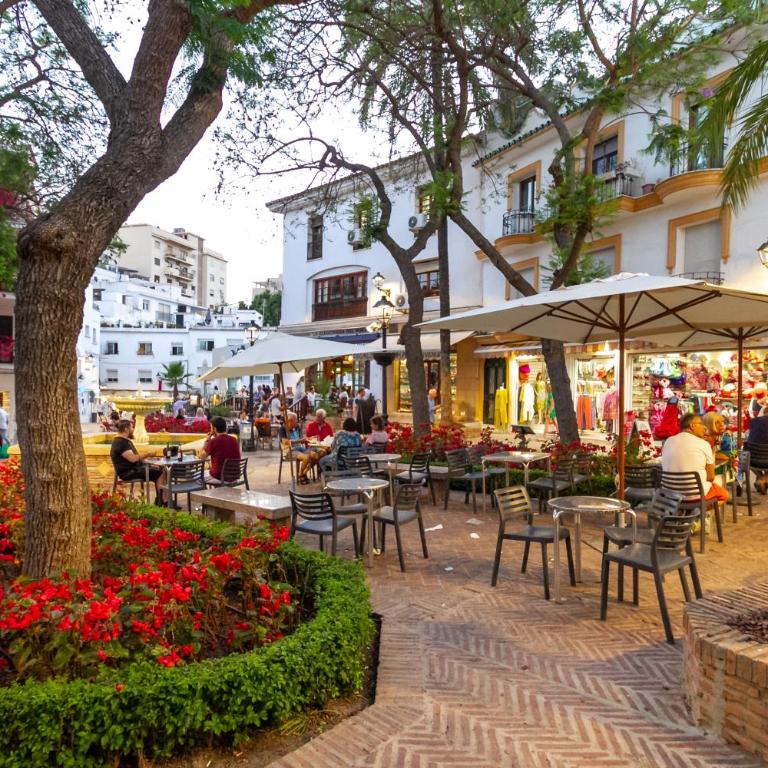 MARBELLA BANUS SUITES - Marbella Marina Banus, Deluxe Apartment, 2BDM-2BHT, Sea Views, Wlk Dist-1min to El Corte Ing Shop & 3min to The Beach - Deluxe Apartment - 78