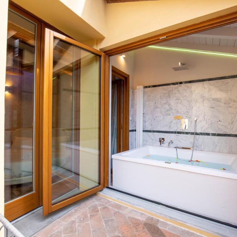 BolognaRoomscom - Falegnami Boutique - Suite Deluxe con Vasca Idromassaggio - 4