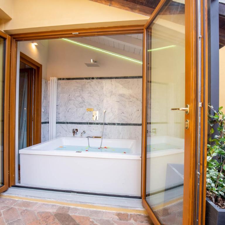 BolognaRoomscom - Falegnami Boutique - Suite Deluxe con Vasca Idromassaggio - 3