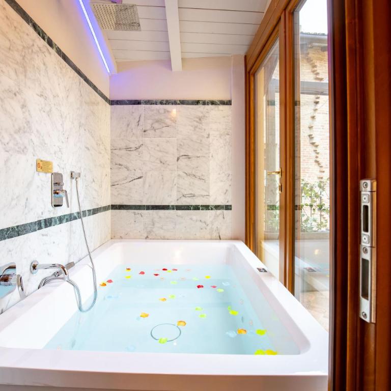 BolognaRoomscom - Falegnami Boutique - Suite Deluxe con Vasca Idromassaggio - 2