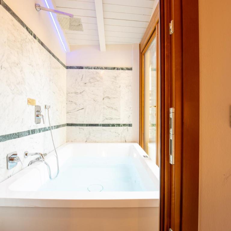 BolognaRoomscom - Falegnami Boutique - Suite Deluxe con Vasca Idromassaggio - 20